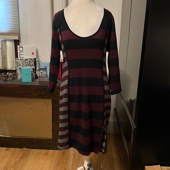 Jessica Simpson Dresses & Skirts - Jessica Simpson long sleeve dress w/maroon &black in center & maroon &grey sides